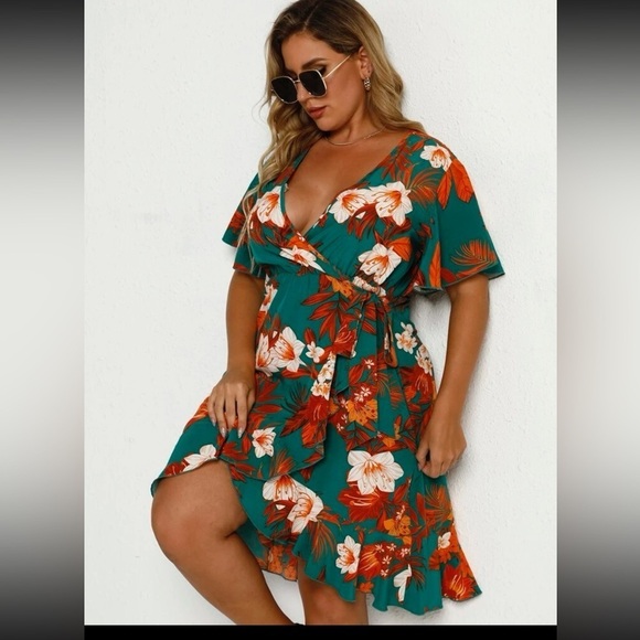 Dresses & Skirts - Sexy floral dress!